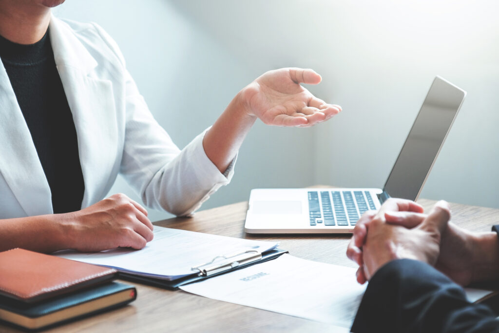 「尋ねる」という意味で使う「伺う」──場所や方法を聞くときに便利